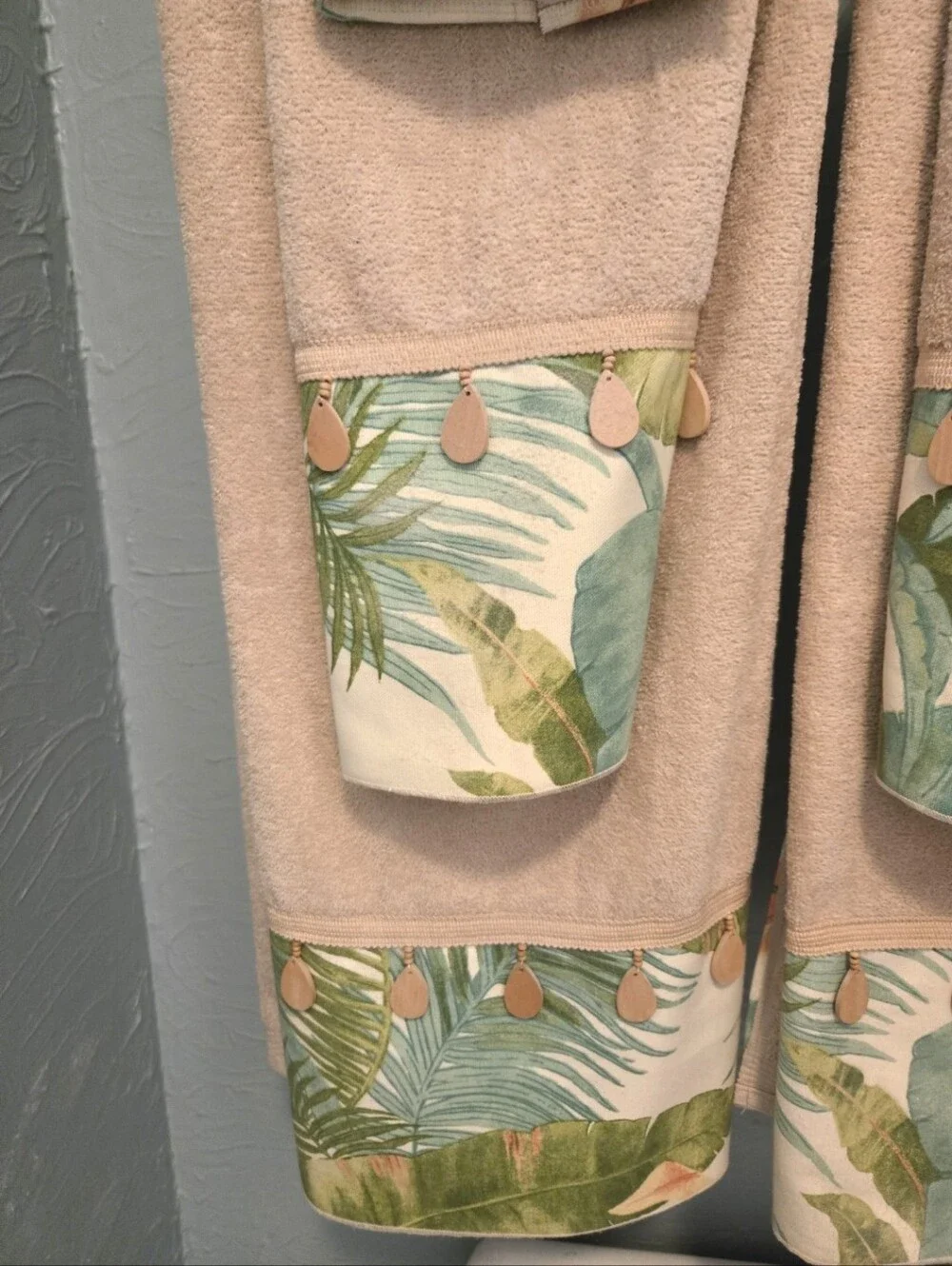 Avanti Linens Beige Tropical Print Decorative Bath Towel Set 6-pc Set.